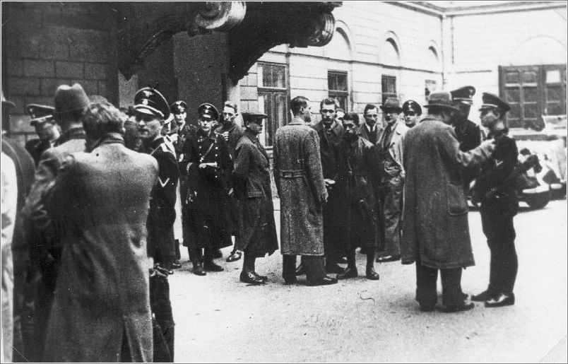 Nazi's in Vienna - Eichmann is among them